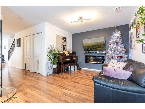 401 Washington Way Se, Medicine Hat, AB - Indoor Photo Showing Living Room