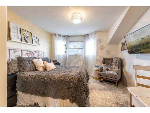 401 Washington Way Se, Medicine Hat, AB - Indoor Photo Showing Bedroom