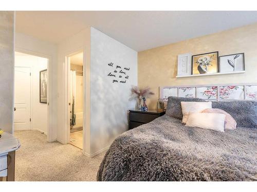 401 Washington Way Se, Medicine Hat, AB - Indoor Photo Showing Bedroom