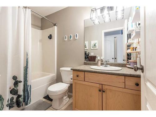 401 Washington Way Se, Medicine Hat, AB - Indoor Photo Showing Bathroom