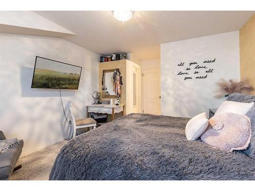 401 Washington Way Se, Medicine Hat, AB - Indoor Photo Showing Bedroom