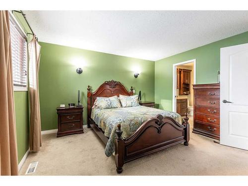 356 Washington Way Se, Medicine Hat, AB - Indoor Photo Showing Bedroom