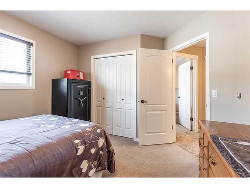 356 Washington Way Se, Medicine Hat, AB - Indoor Photo Showing Bedroom