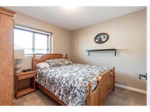 356 Washington Way Se, Medicine Hat, AB - Indoor Photo Showing Bedroom