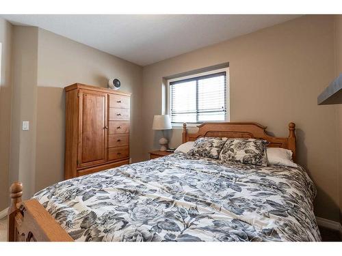 356 Washington Way Se, Medicine Hat, AB - Indoor Photo Showing Bedroom