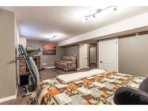 356 Washington Way Se, Medicine Hat, AB - Indoor Photo Showing Bedroom