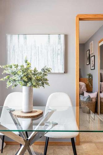 1-643 7 Street Se, Medicine Hat, AB - Indoor Photo Showing Dining Room