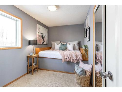 1-643 7 Street Se, Medicine Hat, AB - Indoor Photo Showing Bedroom