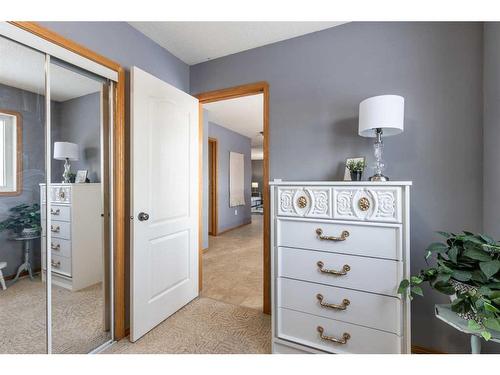 1-643 7 Street Se, Medicine Hat, AB - Indoor Photo Showing Bedroom