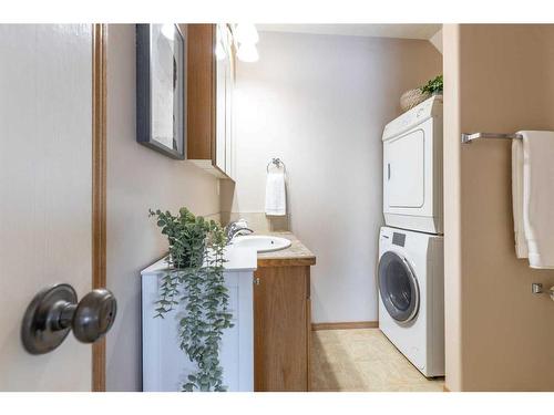 1-643 7 Street Se, Medicine Hat, AB - Indoor Photo Showing Laundry Room