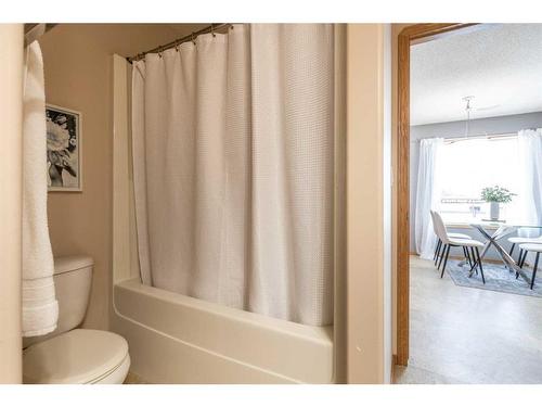 1-643 7 Street Se, Medicine Hat, AB - Indoor Photo Showing Bathroom