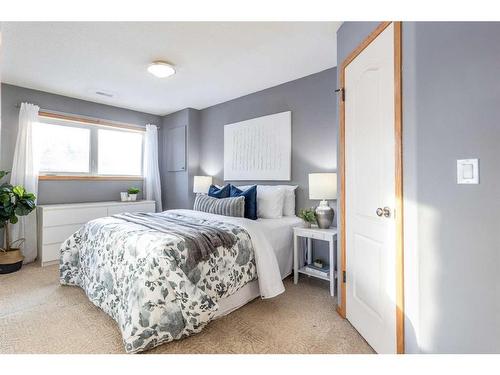 1-643 7 Street Se, Medicine Hat, AB - Indoor Photo Showing Bedroom