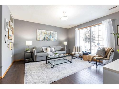 1-643 7 Street Se, Medicine Hat, AB - Indoor Photo Showing Living Room