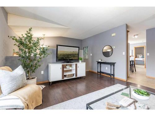 1-643 7 Street Se, Medicine Hat, AB - Indoor Photo Showing Living Room