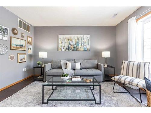 1-643 7 Street Se, Medicine Hat, AB - Indoor Photo Showing Living Room