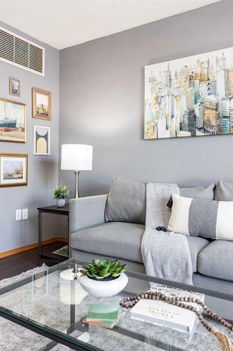 1-643 7 Street Se, Medicine Hat, AB - Indoor Photo Showing Living Room