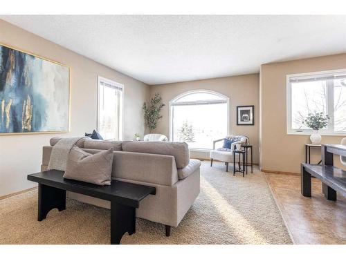 73 Sunrise Way Sw, Medicine Hat, AB - Indoor Photo Showing Living Room