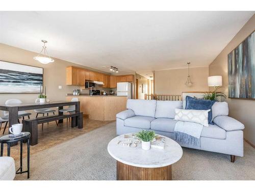 73 Sunrise Way Sw, Medicine Hat, AB - Indoor Photo Showing Living Room