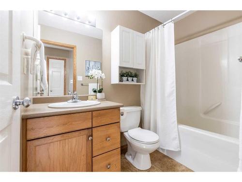 73 Sunrise Way Sw, Medicine Hat, AB - Indoor Photo Showing Bathroom