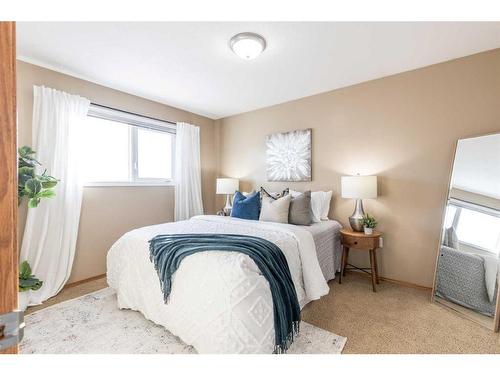 73 Sunrise Way Sw, Medicine Hat, AB - Indoor Photo Showing Bedroom