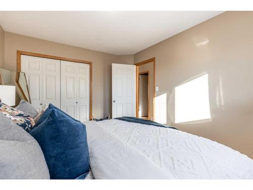 73 Sunrise Way Sw, Medicine Hat, AB - Indoor Photo Showing Bedroom