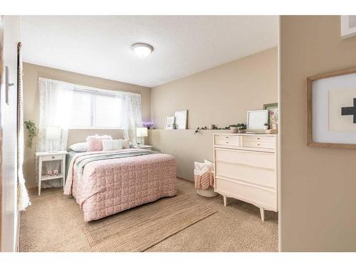 73 Sunrise Way Sw, Medicine Hat, AB - Indoor Photo Showing Bedroom