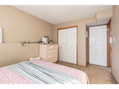 73 Sunrise Way Sw, Medicine Hat, AB - Indoor Photo Showing Bedroom