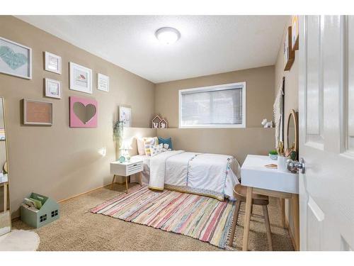 73 Sunrise Way Sw, Medicine Hat, AB - Indoor Photo Showing Bedroom