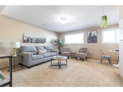 73 Sunrise Way Sw, Medicine Hat, AB - Indoor Photo Showing Living Room