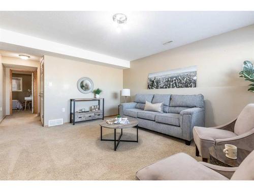 73 Sunrise Way Sw, Medicine Hat, AB - Indoor Photo Showing Living Room