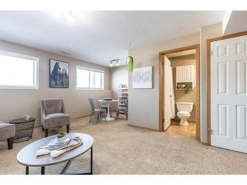 73 Sunrise Way Sw, Medicine Hat, AB - Indoor Photo Showing Living Room