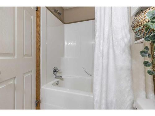 73 Sunrise Way Sw, Medicine Hat, AB - Indoor Photo Showing Bathroom