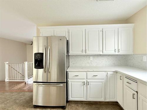 73 Ross Haven Crescent Se, Medicine Hat, AB - Indoor Photo Showing Kitchen