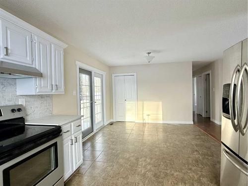 73 Ross Haven Crescent Se, Medicine Hat, AB - Indoor Photo Showing Kitchen With Stainless Steel Kitchen