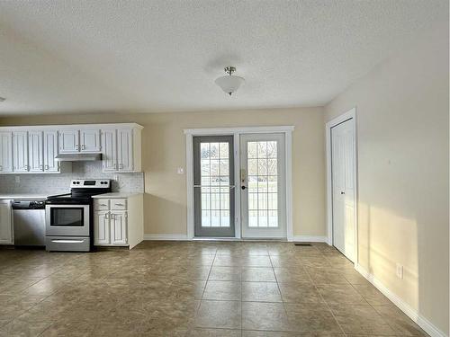 73 Ross Haven Crescent Se, Medicine Hat, AB - Indoor Photo Showing Kitchen