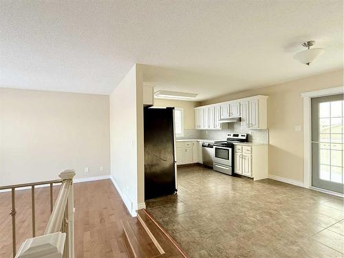 73 Ross Haven Crescent Se, Medicine Hat, AB - Indoor Photo Showing Kitchen