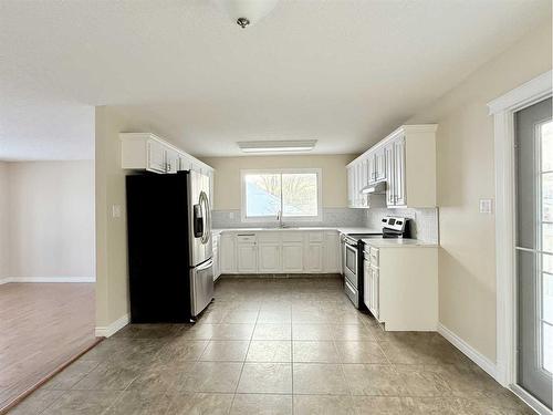 73 Ross Haven Crescent Se, Medicine Hat, AB - Indoor Photo Showing Kitchen