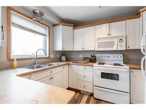 2131 11 Avenue Ne, Medicine Hat, AB - Indoor Photo Showing Kitchen With Double Sink