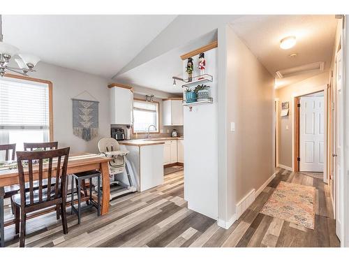 2131 11 Avenue Ne, Medicine Hat, AB - Indoor Photo Showing Dining Room