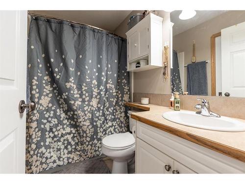 2131 11 Avenue Ne, Medicine Hat, AB - Indoor Photo Showing Bathroom