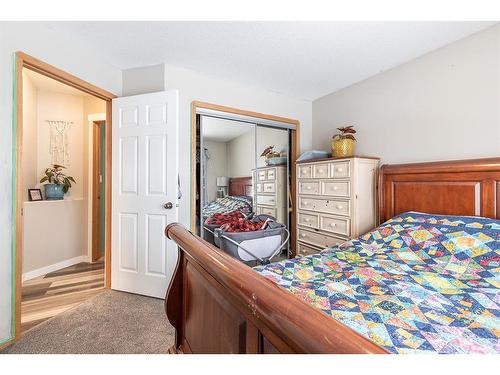 2131 11 Avenue Ne, Medicine Hat, AB - Indoor Photo Showing Bedroom