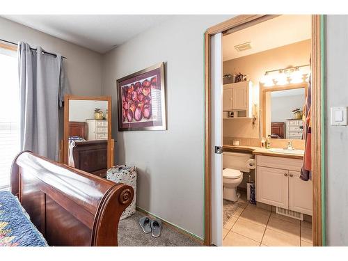 2131 11 Avenue Ne, Medicine Hat, AB - Indoor Photo Showing Bathroom