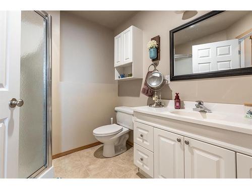 2131 11 Avenue Ne, Medicine Hat, AB - Indoor Photo Showing Bathroom