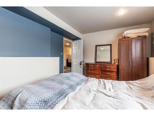 2131 11 Avenue Ne, Medicine Hat, AB - Indoor Photo Showing Bedroom