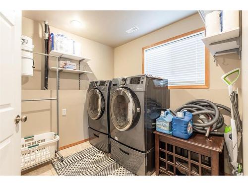 2131 11 Avenue Ne, Medicine Hat, AB - Indoor Photo Showing Laundry Room