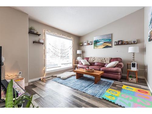 2131 11 Avenue Ne, Medicine Hat, AB - Indoor Photo Showing Living Room