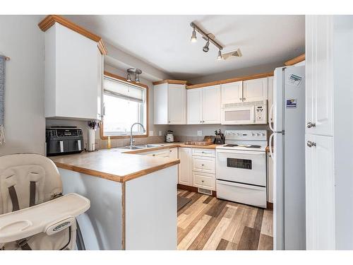 2131 11 Avenue Ne, Medicine Hat, AB - Indoor Photo Showing Kitchen With Double Sink