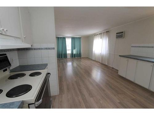 160 Anson Avenue Sw, Medicine Hat, AB - Indoor Photo Showing Kitchen