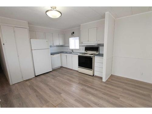 160 Anson Avenue Sw, Medicine Hat, AB - Indoor Photo Showing Kitchen With Double Sink