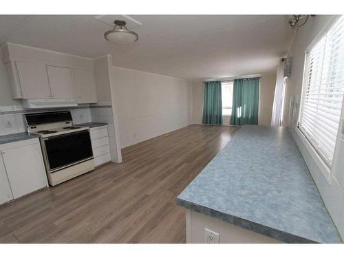 160 Anson Avenue Sw, Medicine Hat, AB - Indoor Photo Showing Kitchen